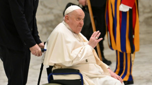 Le pape "a dormi toute la nuit" apr&egrave;s deux crises respiratoires lundi
