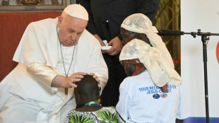 Papst prangert in Kinshasa "brutale Gr&auml;ueltaten" nach Treffen mit Gewaltopfern an