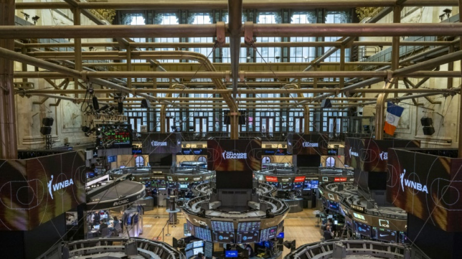 Wall Street termine dans le rouge, la rotation amplif&eacute;e par une panne informatique
