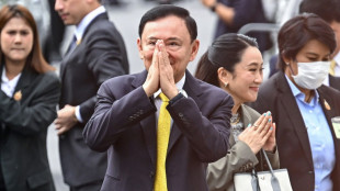 Justi&ccedil;a tailandesa ordena que ex-premi&ecirc; Thaksin cumpra um ano de pris&atilde;o