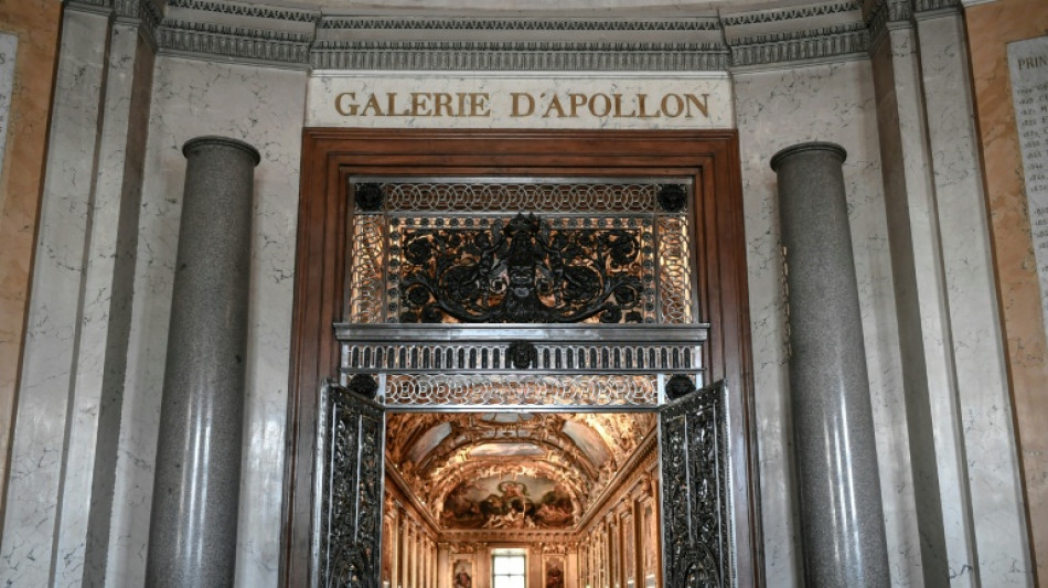 Un comando encapuchado roba valiosas joyas del museo del Louvre a plena luz del d&iacute;a