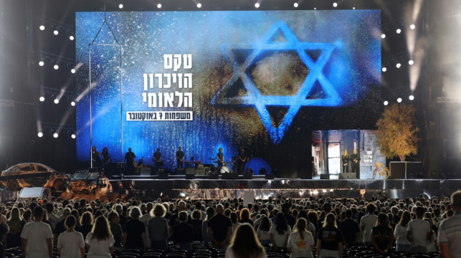 Fam&iacute;lias israelenses enlutadas homenageiam v&iacute;timas do 7/10 em Tel Aviv