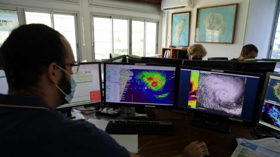 Le cyclone Batsirai au plus pr&egrave;s de l'&icirc;le de la R&eacute;union