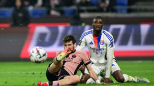 PSG vence Lyon (3-2) e abre 13 pontos na lideran&ccedil;a da Ligue 1