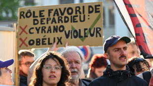 Depardieu: une centaine de manifestants retardent un spectacle de l'acteur &agrave; Lille 