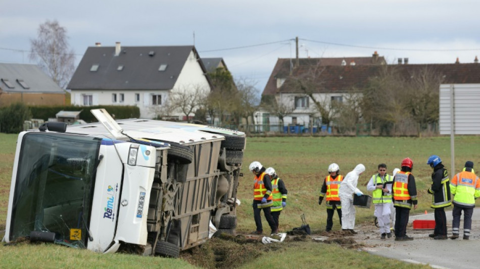 Un car scolaire se renverse en Eure-et-Loir: une lyc&eacute;enne tu&eacute;e, 20 bless&eacute;s