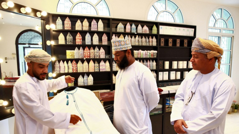 Mode contre tradition: &agrave; Oman, on ne plaisante pas avec la dishdasha
