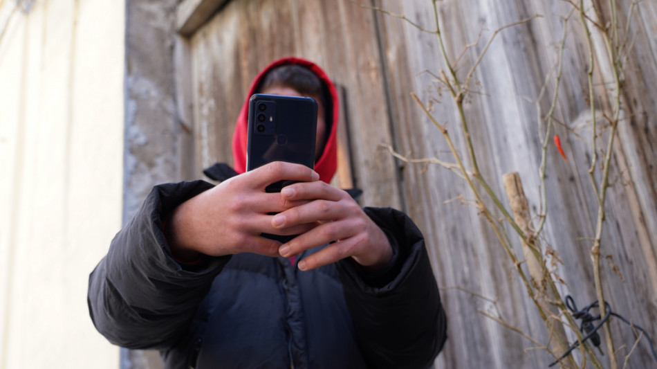 Save the Children, 1 bambino su 3 usa cellulare tutti i giorni