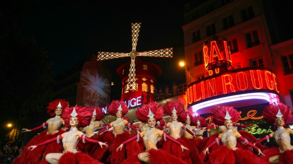 Cancan und Feuerwerk: Windm&uuml;hlenfl&uuml;gel des Pariser Moulin Rouge drehen sich wieder