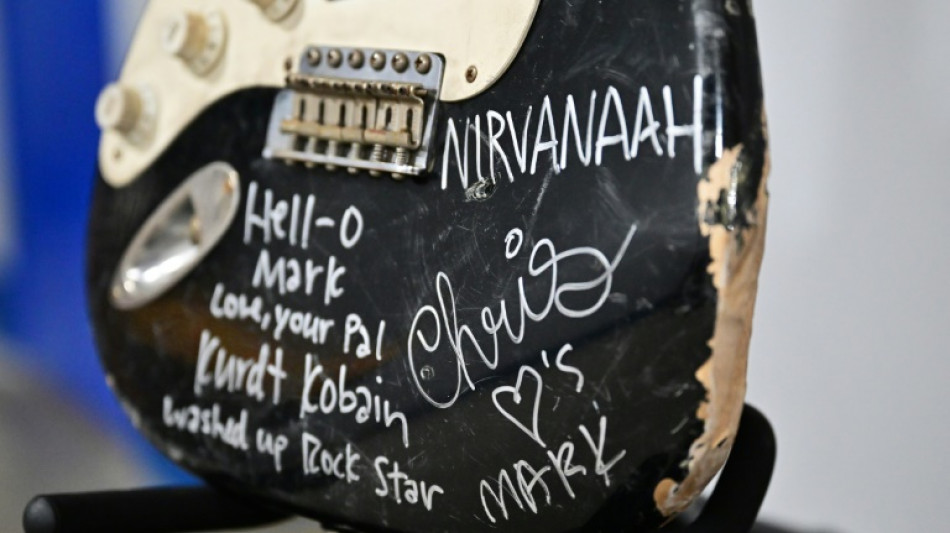 Une guitare bris&eacute;e par Kurt Cobain sur sc&egrave;ne aux ench&egrave;res aux Etats-Unis
