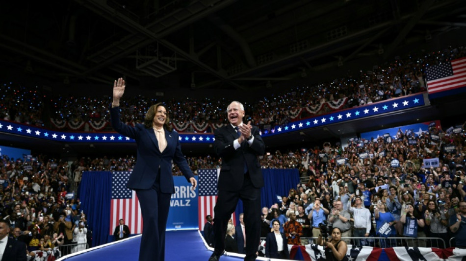 Democratas esperan&ccedil;osos em primeiro com&iacute;cio de Kamala Harris e Tim Walz