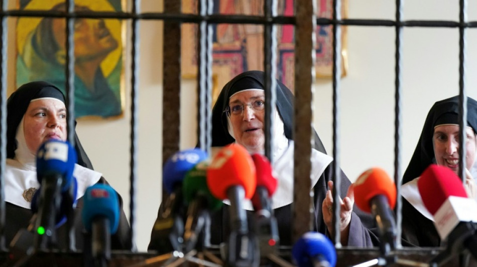 Monjas espa&ntilde;olas excomulgadas prometen luchar contra su desalojo de un convento