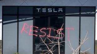 Acusan a un hombre por prender fuego y disparar a autos en una tienda de Tesla en EEUU