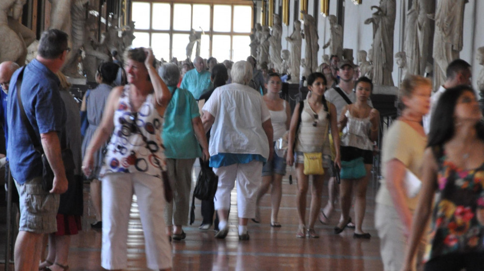 Per fare selfie urta quadro agli Uffizi,'lievi danni' tela