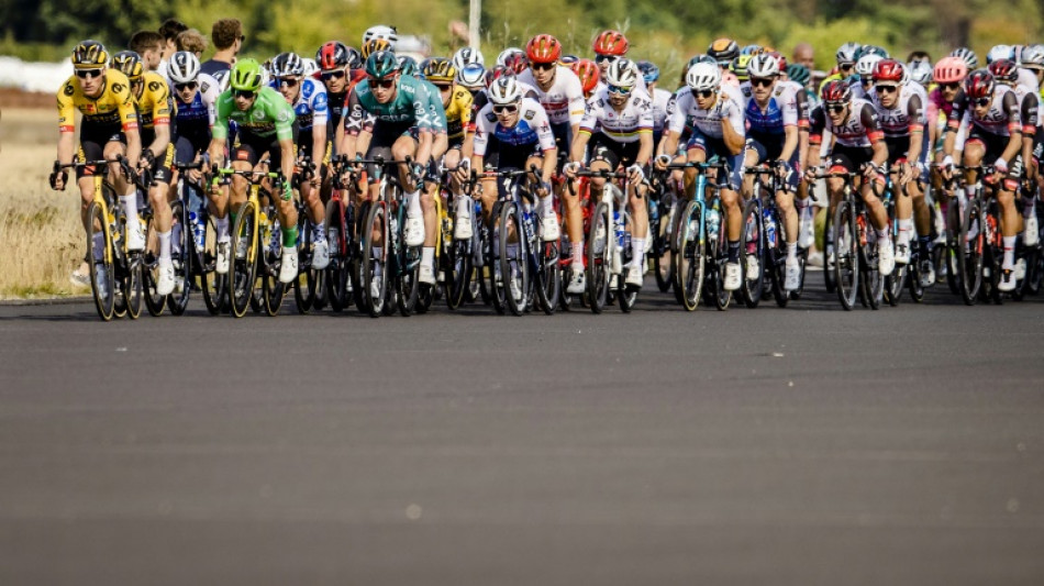 Sam Bennett (Bora) gana al esprint la segunda etapa de la Vuelta, Teunissen nuevo l&iacute;der