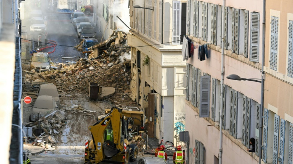 Course contre la montre dans l'immeuble effondr&eacute; &agrave; Marseille, crainte d'un lourd bilan