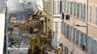 Course contre la montre dans l'immeuble effondr&eacute; &agrave; Marseille, crainte d'un lourd bilan
