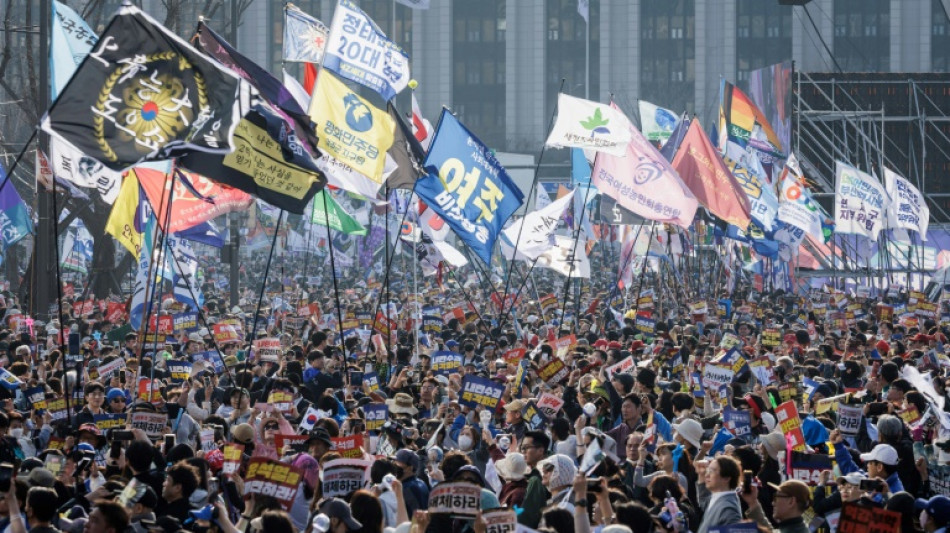 Hunderttausende demonstrieren in S&uuml;dkorea f&uuml;r und gegen entmachteten Pr&auml;sidenten