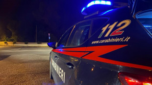 Investe con l'auto una coppia e poi accoltella a morte ragazzo