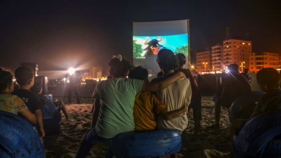 Cinema ao ar livre oferece aos moradores de Gaza um al&iacute;vio de frente para o mar