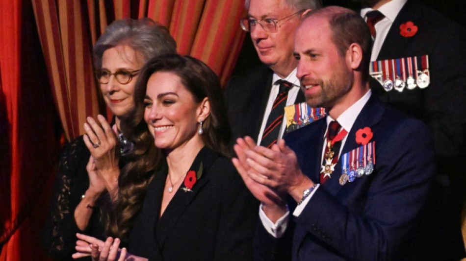 Princesa Kate assiste a cerim&ocirc;nia militar em Londres