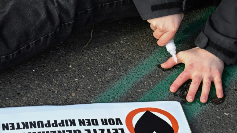 Klimaaktivisten blockieren Flugh&auml;fen in D&uuml;sseldorf und Hamburg