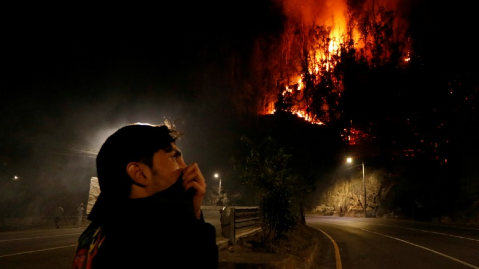 Incendios forestales en Quito obligan a la evacuaci&oacute;n de 100 familias