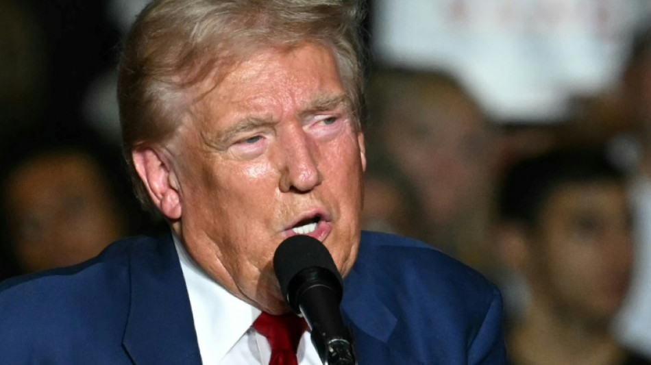 Trump est&aacute; 'seguro ap&oacute;s disparos em sua proximidade', diz campanha